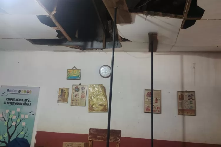 Kondisi plafon jebol di dua ruangan di SDN Pengasinan 3, yang terletak di Kelurahan Pengasinan, Kecamatan Sawangan. (ANDIKA EKA/RADARD DEPOK)
