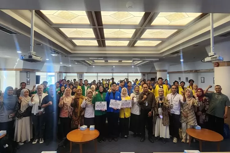 Foto bersama usai pemberian bansos Bidik Manis oleh 174 mahasiswa yang berasal dari 22 Universitas. (ISTIMEWA)