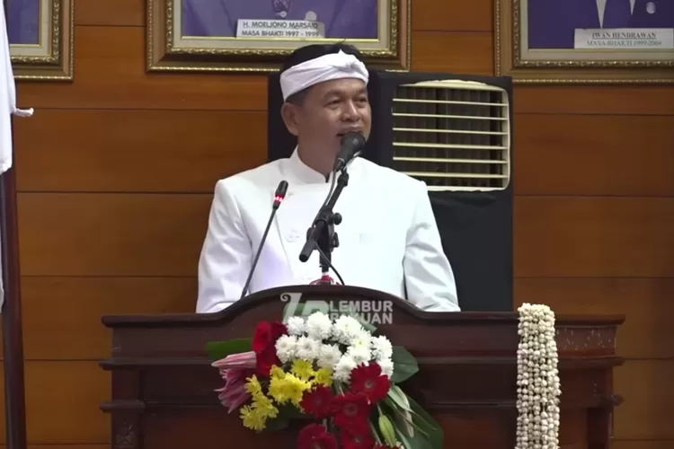 Gubernur Jawa Barat, Dedi Mulyadi yang hadir pada Hari Jadi ke-498 Kabupaten Indramayu (Tangkapan layar Youtube LEMBUR PAKUAN CHANNEL)