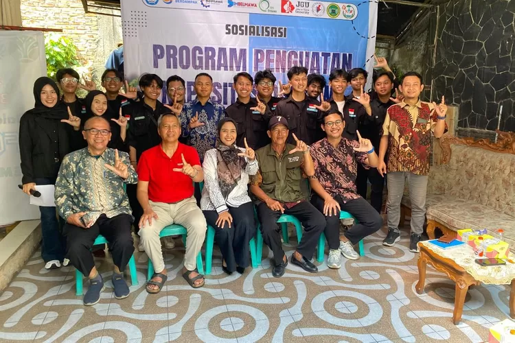 Tim PPKO bersama Perwakilan Kelurahan, Ketua RT, dan Dosen Pendamping. (Dokumen narasumber)
