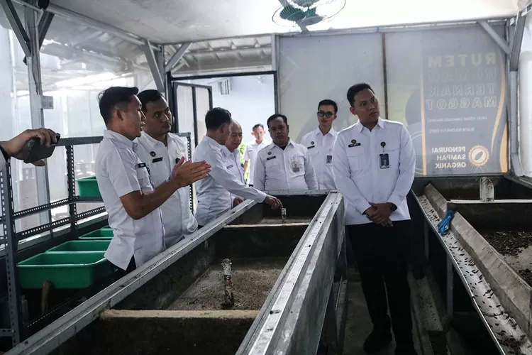 Lapas Cibinong menerima kunjungan kerja dari jajaran Rutan Depok, soal pelaksanaan Program Dapur Sehat dan Inovasi Pengelolaan Limbah Organik, Rabu (8/10). (Lapas Cibinong)