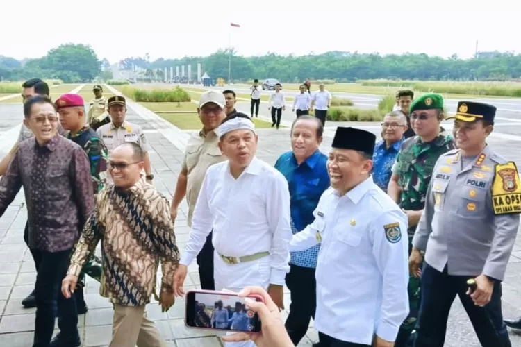 Gubernur Jawa Barat, Dedi Mulyadi ditemani Walikota Depok, Supian Suri, saat berada di UIII.  (ALDY RAMA/RADAR DEPOK)