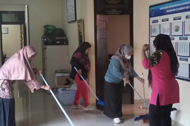 Lurah Cilangkap, Galih Catur Prasetya melakukan Jumsih di sekitar kantor Kelurahan Cilangkap, Kecamatan Tapos, Kota Depok, Jumat (10/10). (AGNESYA WIANDA/RADAR DEPOK)
