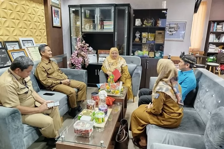 Persiapan sebelum puncak kegiatan Pasanggiri Rampak Sekar Piala Walikota Depok. (ANDIKA EKA/RADAR DEPOK)