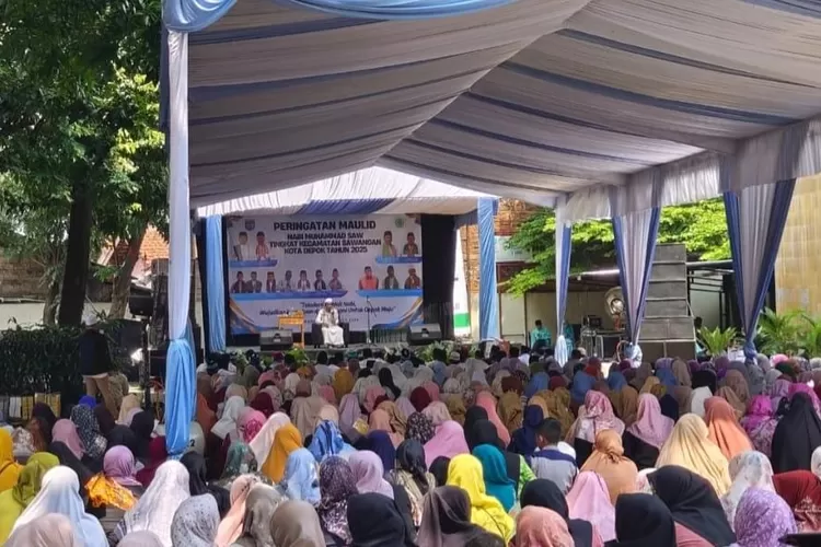 GUYUB : Suasana Maulid Nabi Muhammad SAW yang berlangsung di depan Kecamatan Sawangan, Kota Depok, Kamis (9/10). (RISKY DWI LESTARI/RADAR DEPOK)