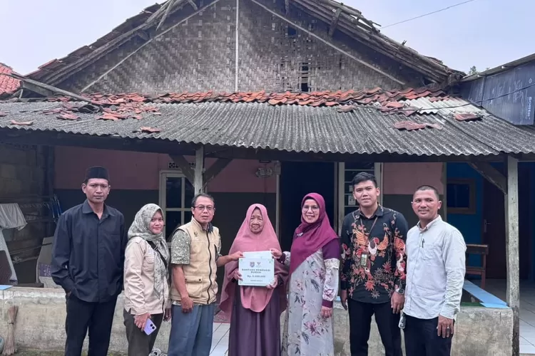 Foto bersama saat Baznas Depok menyalurkan bantuan renovasi rumah tidak layak huni kepada warga Kelurahan Pengasinan, Kecamatan Sawangan, Kota Depok, Kamis (9/10). (DOKUMENTASI BAZNAS DEPOK)