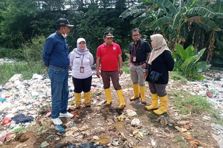 Lurah Serua, Kecamatan Bojongsari, Yanti Heryanti dan Camat Bojongsari, Suryana Yusup saat menyambangi langsung lokasi Kavling DPR RW1 Kelurahan Serua, Kecamatan Bojongsari, beberapa waktu lalu. (RISKY DWI LESTARI/RADAR DEPOK)