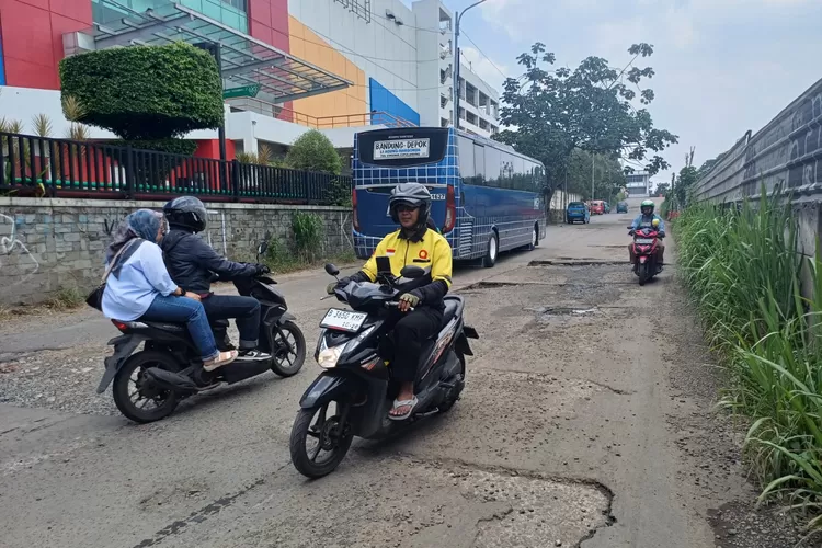 Kondisi Jalan Gedoran, yang terletak di Kelurahan Depok, Kecamatan Pancoranmas, yang juga menjadi akses keluar masuk angkutan umum di Terminal Kota Depok.  (ANDIKA EKA/RADAR DEPOK)