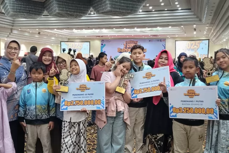 Foto bersama para pemenang FTBI Tingkat Provinsi Jawa Barat 2025 asal Kota Depok, di Hotel Horison, Kota Bandung, Jawa Barat.&nbsp; (ANDIKA EKA/RADAR DEPOK)