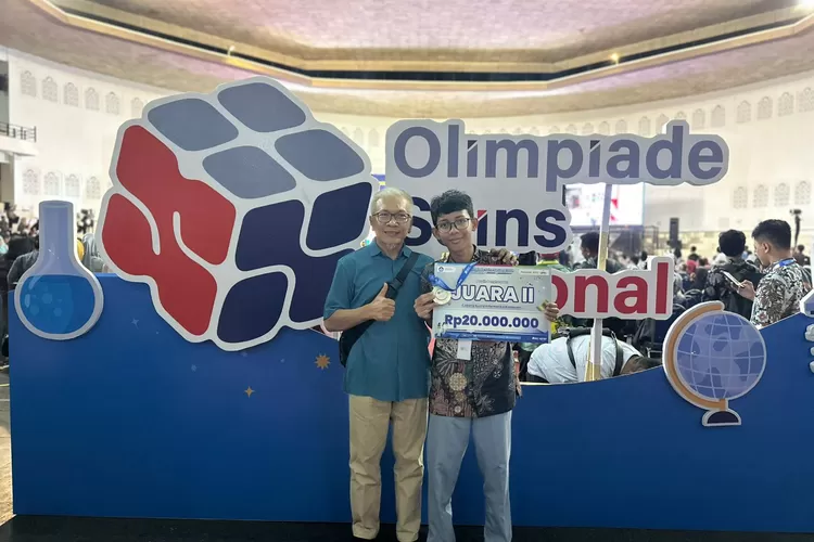 Christianus Arkazora Setyawan (Kanan) dan Kepala SMAN 1 Depok, Usep Kasman saat pengumuman pemenang ajang OSN Nasional, di Aula BAU, Universitas Muhammadiyah Malang, Jawa Timur.  (DOKUMEN SEKOLAH)