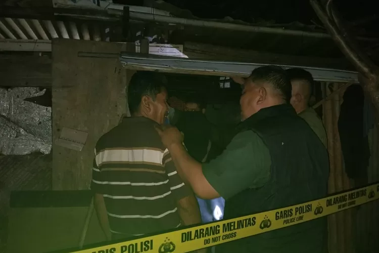 Tim Inafis Polres Metro Depok dan warga setempat saat menyambangi penemuan jasad pada gubuk di Jalan H. Hanafi, RT2/3, Kelurahan Serua, Kecamatan Bojongsari, Kota Depok, Sabtu (11/9). (RISKY DWI LESTARI/RADAR DEPOK)