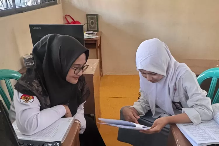 Socca Putrivana Gati saat melakukan bimbingan dalam ajang Olimpiade Madrasah Indonesia (OMI) tingkat Provinsi Jawa Barat. (ANDIKA EKA/RADAR DEPOK)