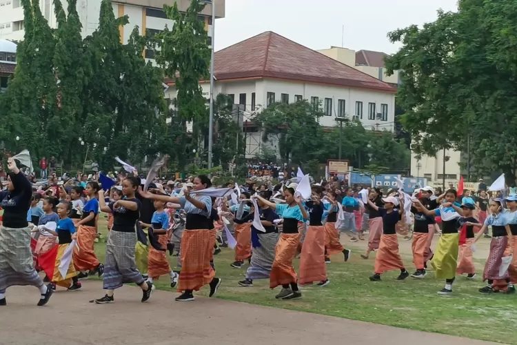 Ribuan penari dari Sanggar Tari asal Depok, Ayodya Pala saat melakukan gladi bersih jelang pemecahan Rekor MURI. (ISTIMEWA)