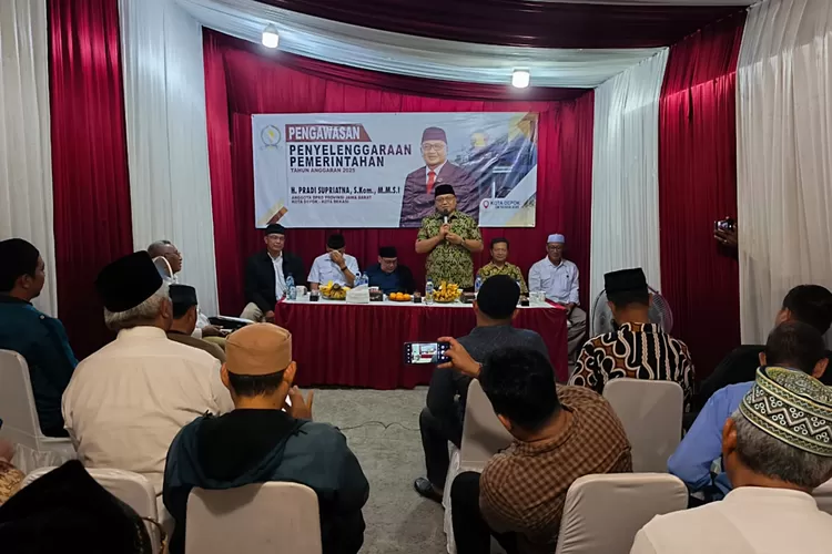 Anggota DPRD Jawa Barat, Pradi Supriatna, melaksanakan pengawasan penyelanggaraan pemerintah, di RT2/8, Kelurahan Pancoranmas, Kecamatan Pancoranmas, Depok, pekan lalu. 100 warga terlibat dalam kegiatan tatap muka ini.  (RISKY DWI LESTARI/RADAR DEPOK)