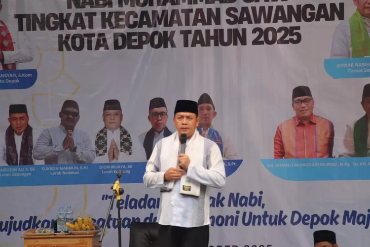 Camat Sawangan, Anwar Nasihin saat bersosialisasi pada Maulid Nabi Muhammad SAW Kecamatan Sawangan beberapa waktu lalu, Senin (13/10). (RISKY DWI LESTARI/RADAR DEPOK)