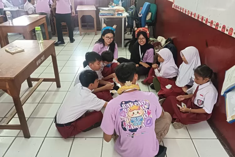 Bakti sosial yaqng dihelat FKM UI Tahun 2025 di SDN Beji 6, Jalan Bali No. 1, Kecamatan Beji, Kota Depok, Sabtu (11/10) pagi. (RIZKY/RADAR DEPOK)