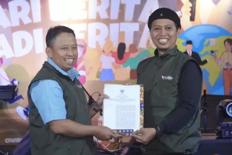 Walikota Depok, Supian Suri (kiri), menyerahkan sekretariat baru untuk Ikatan Jurnalis Televisi Indonesia (IJTI) Kota Depok. Prosesi penyerahan dilakukan dalam acara Family Gathering IJTI Kota Depok bertajuk 'Dari Berita Jadi Cerita' yang digelar di Senara Resort, Kabupaten Bandung, Jumat (10/10). (Dok IJTI Depok)