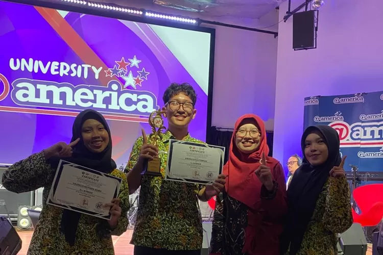Pembagian hadiah dalam ajang Lomba Storytelling Tingkat Nasional, di America, Pacific Place Mall Jakarta.  (ANDIKA EKA/RADAR DEPOK)