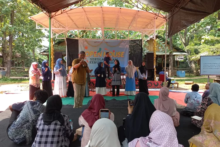 Sekolah Alam Kebun Tumbuh saat mengadakan open house di halaman sekolahnya, Jalan Mawar, RT3/3 Keluruahan Curug, Kecamatan Bojongsari, Kota Depok. (ISTIMEWA)
