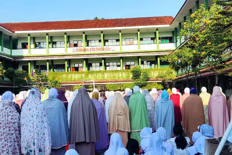 Pelaksanaan Salat Dhuha berjamaah di halaman SMAN 10 Depok terletak di Jalan Raya Curug, Kelurahan Curug, Kecamatan Bojongsari. (ANDIKA EKA/RADAR DEPOK)
