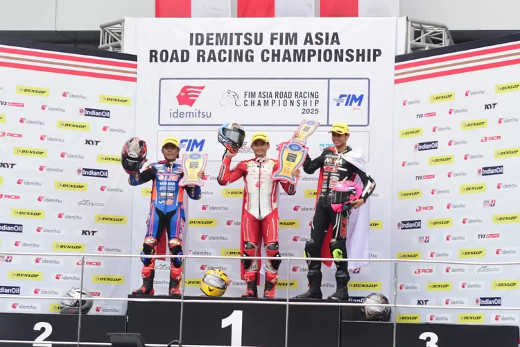 Fadillah Arbi Aditama (tengah) berhasil raih podium pertama di kelas AP250 pada race kedua di gelaran Asia Road Racing Champhionship (ARRC) 2025 seri kelima di Sepang International Circuit, Malaysia (11-12/10)