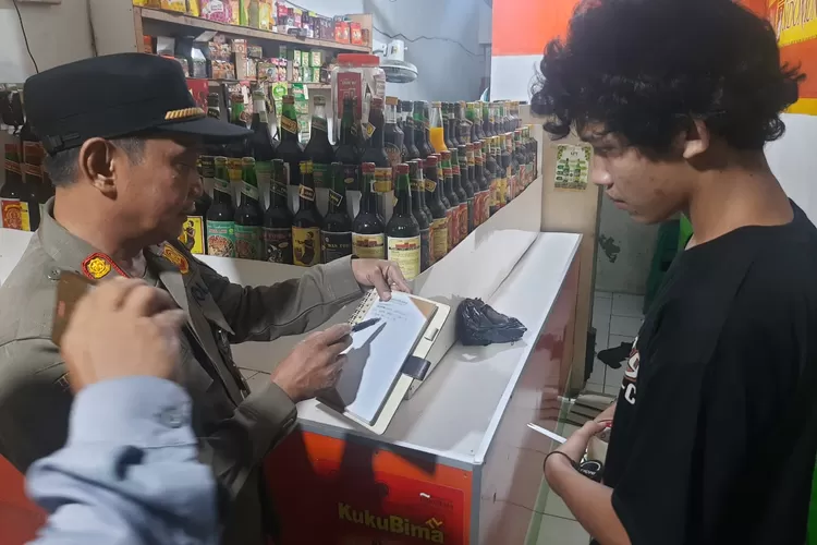 Patroli gabungan saat menggrebek lapak kios jamu yang menjual miras di depan SDN 1 Sawangan, Kelurahan Sawangan Baru, Kecamatan Sawangan, Kota Depok, Senin (13/10). (RISKY DWI LESTARI/RADAR DEPOK)