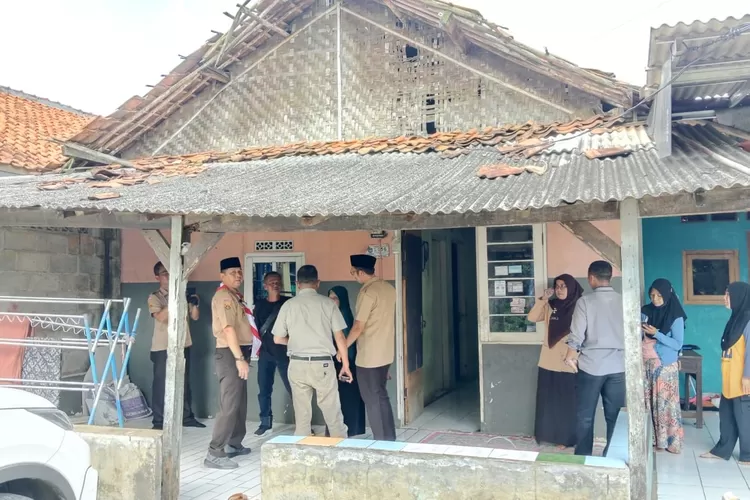 Lurah Pengasinan, Ari Andriana Wijaya dan Camat Sawangan Anwar Nasihin serta stakeholder saat menyambangi langsung rumah rusak di RT2/5 Kelurahan Pengasinan, Kecamatan Sawangan, Kota Depok, Selasa (14/10). (RISKY DWI LESTARI/RADAR DEPOK)