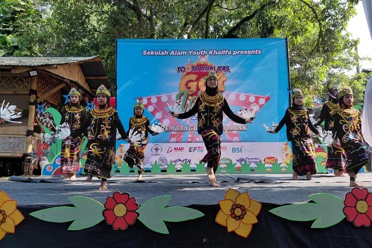 Pelaksanaan kegiatan market day yang menjadi rutin di SD Sekolah Alam Youth Khalifa, yang terletak di Jalan Raya Pondok Petir, Kelurahan Pondok Petir, Kecamatan Bojongsari.&nbsp; (ANDIKA EKA/RADAR DEPOK)