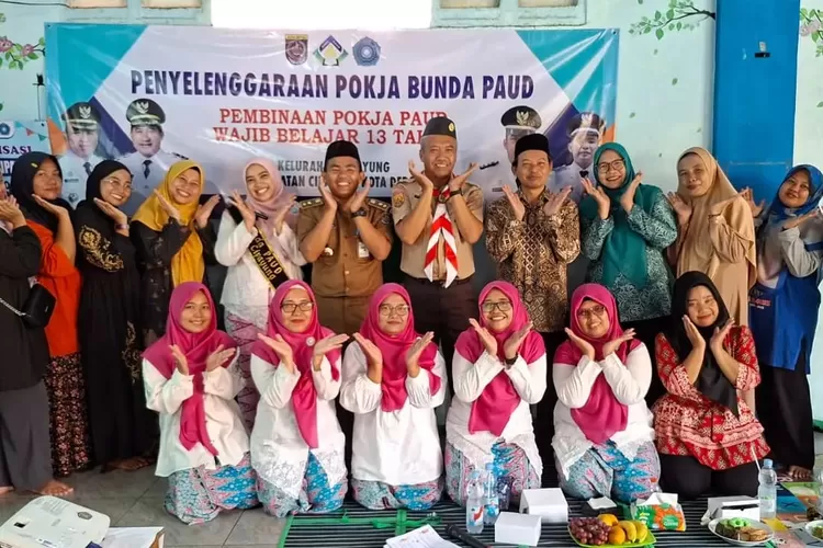 Lurah Cipayung, Husni Mubarok dan Ketua TP PKK&nbsp; Kelurahan Cipayung, Rika Rohmanika foto bersama setelah kegiatan sosialisasi&nbsp; Bunda Paud di Aula Kelurahan Cipayung, Kecamatan Cipayung, Kota Depok, Rabu (16/10). (DOKUMEN PEMKOT DEPOK)