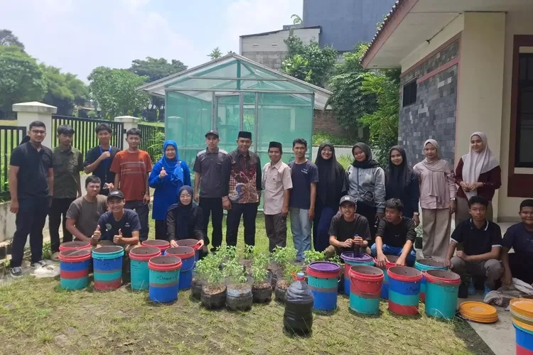 Remaja Kelurahan Sawangan mengikuti pelatihan urban farming, beberapa waktu lalu. (DOKUMEN PEMKOT DEPOK)