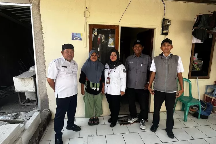 Lurah Serua Yanti Heryanti, dan Kasi Ekbang Kelurahan Serua Aprizal Yogasara saat meninjau rumah penerima manfaat RTLH 2025 di salah satu RW, Kelurahan Serua, Kecamatan Bojongsari, Kota Depok, Jumat (11/18). (RISKY DWI LESTARI/RADAR DEPOK)