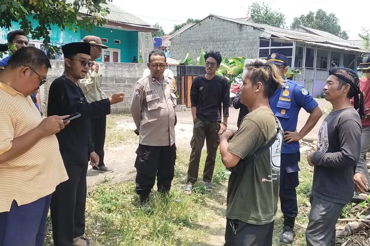 Lurah Pondok Petir, Rengga Nugraha Rojali beserta stakeholder dan Damkar Bojongsari di sekitar wilayah RW1, Kelurahan Pondok Petir, Kecamatan Bojongsari, Kota Depok, Kamis (16/10). (RISKY DWI LESTARI/RADAR DEPOK)