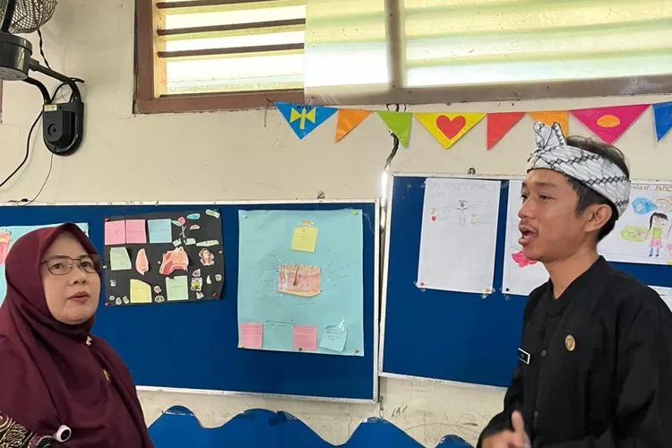 Anggota DPRD Kota Depok Fraksi PKS, Hj. Nuryuliani (Kiri) meninjau tembok retak yang ada di SDN Tapos 5, yang terletak di Jalan Kebayunan, Kelurahan/Kecamatan Tapos.  (ANDIKA EKA/RADAR DEPOK)