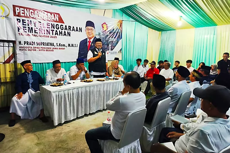 Anggota DPRD Jawa Barat, Pradi Supriatna, melaksanakan kegiatan pengawasan penyelenggaraan pemerintahan, di Jalan H Mustofa Raya, RT4/4, Kelurahan Kukusan, Beji, Depok.  (RISKY DWI LESTARI/RADAR DEPOK)