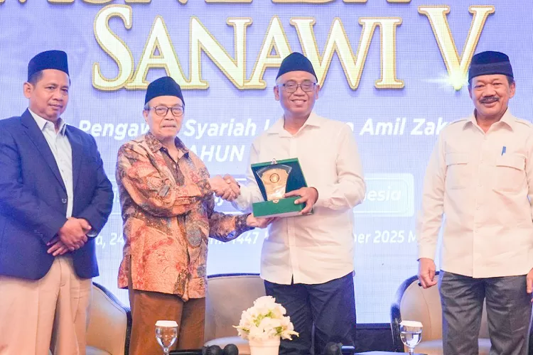 Kepala BPJS Ketenagakerjaan, Eko Nugriyanto saat menerima plakat dari MUI.  (DOKUMEN BPJS KETENAGAKERJAAN)