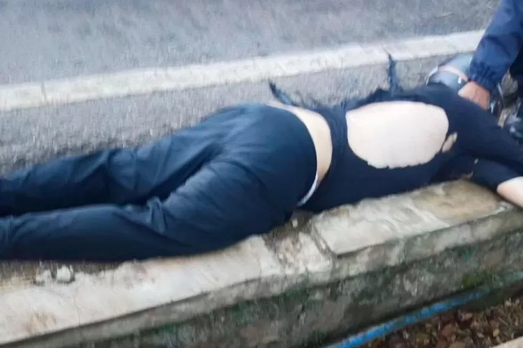 Mahasiswa yang tewas tergeletak di depan Jalan Muchtar Sawangan, Kecamatan Sawangan Kota Depok, Jumat (17/10). (ISTIMEWA)