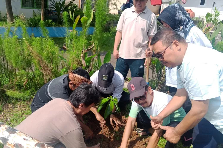 Lurah Pondok Petir, Rengga Nugraha Rojali blusukan langsung turun mengikuti penanaman bibit alpukat di Taman Kelurahan Pondok Petir RW14, Kecamatan Bojongsari, Kota Depok, Jumat (17/10). (RISKY DWI LESTARI/RADAR DEPOK)