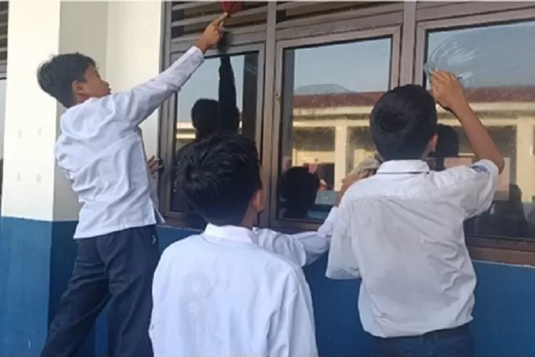 Pelaksanaan Jumat Bersih di SMPN 23 Depok, yang terletak di Jalan Jambore, Kelurahan Harjamukti, Kecamatan Cimanggis.  (DOKUMEN SEKOLAH)