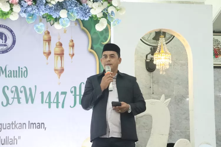 Lurah Sawangan Fahrudin Ali Ahmad (Lurah Are), saat menghadiri langsung kegiatan Maulid Nabi Muhammad SAW 1447H di RW11 Kelurahan Sawangan, Kecamatan Sawangan, Kota Depok, Jumat (17/10). (RISKY DWI LESTARI/RADAR DEPOK)