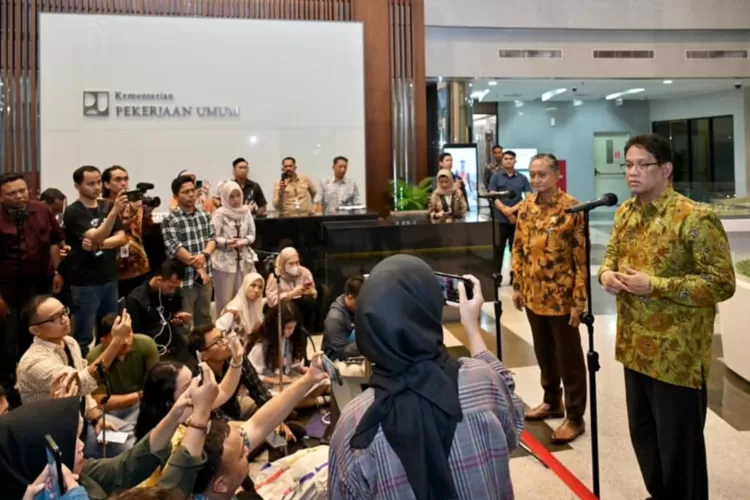 Menteri Keuangan (Menkeu), Purbaya Yudhi Sadewa saat menjawab pertanyaan wawancarai di Kantor Kementerian Pekerjaan Umum (PU) (Instagram/@menkeuri)