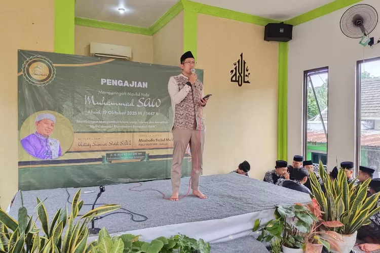 Lurah Pengasinan, Ari Andriana Wijaya saat menghadiri peringatan Maulid Nabi SAW 1447H di Musala Baitul Mumin RT7/5 Kelurahan Pengasinan, Kecamatan Sawangan, Kota Depok, Minggu (19/10).  (RISKY DWI LESTARI/RADAR DEPOK)