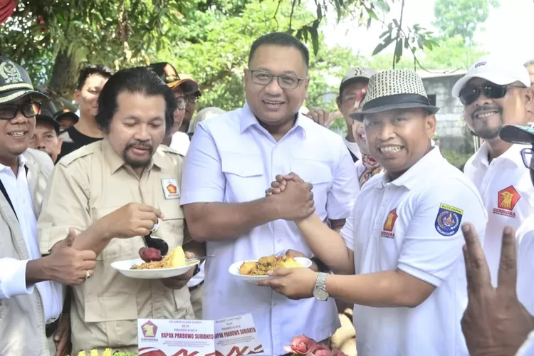 Ketua DPC Partai Gerindra Kota Depok, Pradi Supriatna memberikan sepiring nasi tumpeng kepada Walikota Depok, Supian Suri (pakai topi) yang notabene tergabung di Dewan Penasehat DPC Partai Gerindra Kota Depok, Sabtu (18/10). (ist)