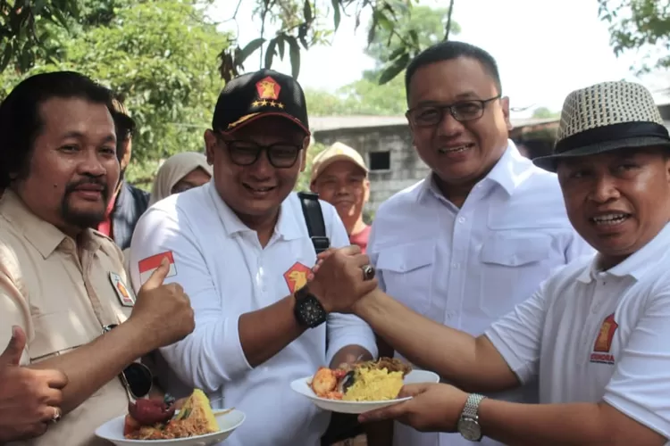 (kiri ke kanan) Ketua Dewan Penasehat DPC Partai Gerindra Kota Depok Nuroji, Ketua DPC Partai Gerindra Kota Depok Pradi Supriatna, Sekretaris DPC Partai Gerindra Kota Depok Hamzah, dan Walikota Depok Supian Suri, saat temu kangen kader Gerindra Kota Depok, di Sawangan, Sabtu (18/10). (ist)