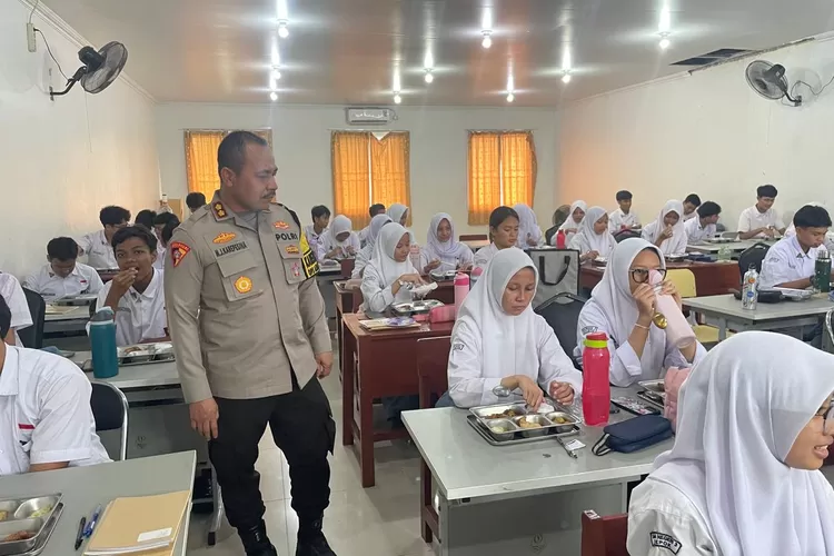 Kabag Ops Polres Metro Depok, AKBP Maulana Jali Karepesina mengecek langsung pelaksaan Program MBG di SMA Negeri 3 Depok yang terletak di Jalan Raden Saleh, Kelurahan Sukmajaya, Kecamatan Sukmajaya.&nbsp; (ANDIKA EKA/RADAR DEPOK)