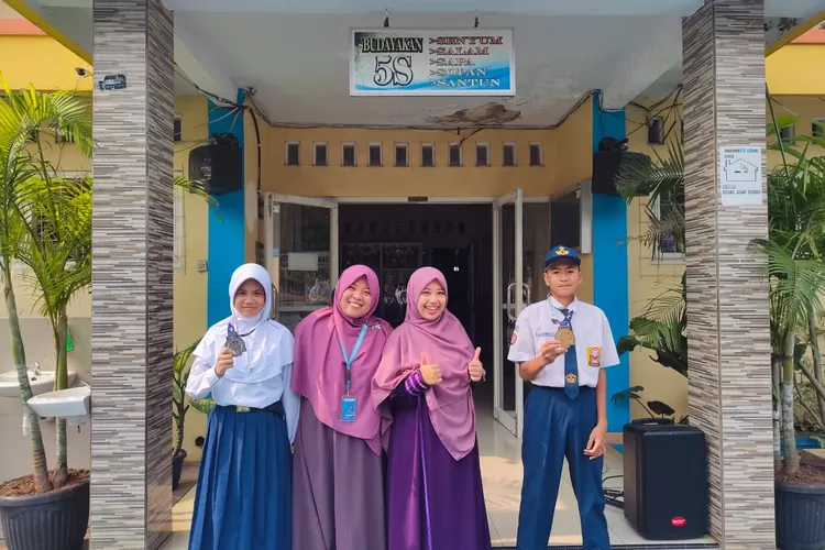 Foto bersama dua siswa SMPIT Arafah berprestasi dalam ajang kejuaraan Pencak Silat BNN CUP 6 tingkat pelajar nasional 2025.&nbsp; (ANDIKA EKA/RADAR DEPOK)