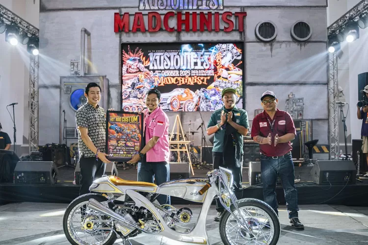Karya Honda Dream Ride Project dari Vulla Hendrata (Ultimate Custom) mendapatkan apresiasi dari perwakilan Mooneyes, Yano Sunny untuk berkompetisi di Mooneyes Yokohama Hot Rod Custom Show 2025