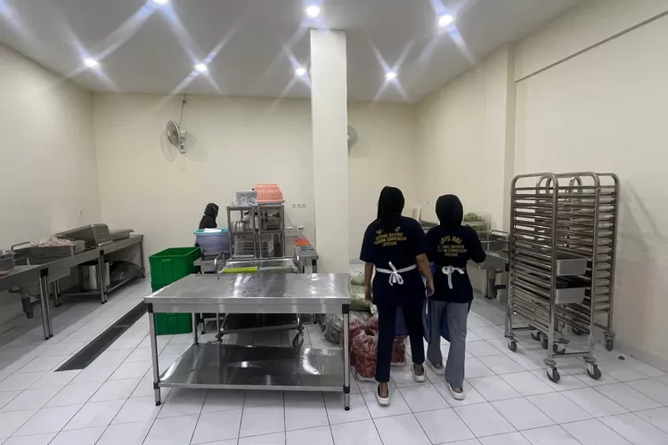 Dapur Makanan Bergizi Gratis (MBG) melalui Satuan Pelayanan Pemenuhan Gizi (SPPG) Kecamatan Pancoranmas, Kota Depok, Kamis (25/9).  (RISKY DWI LESTARI/RADAR DEPOK)