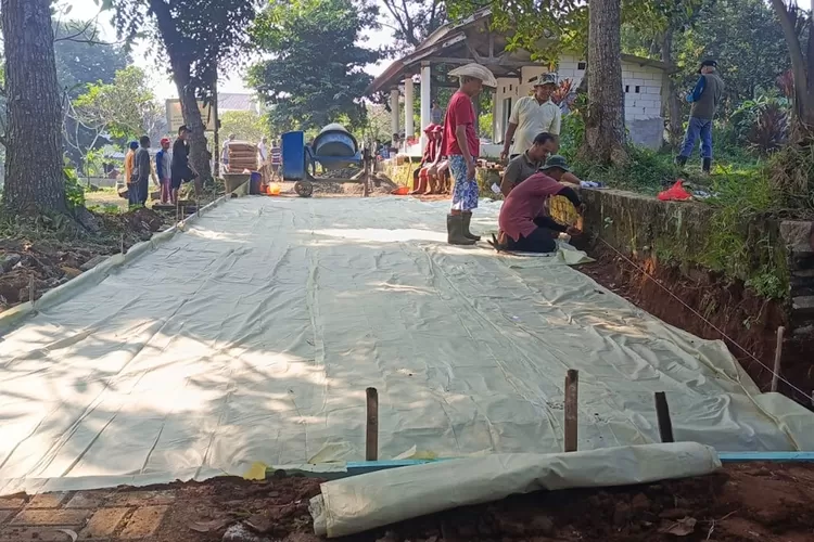 Salah satu pembangunan jalan lingkungan di salah satu wilayah di Kota Depok.  (ANDIKA EKA/RADAR DEPOK)