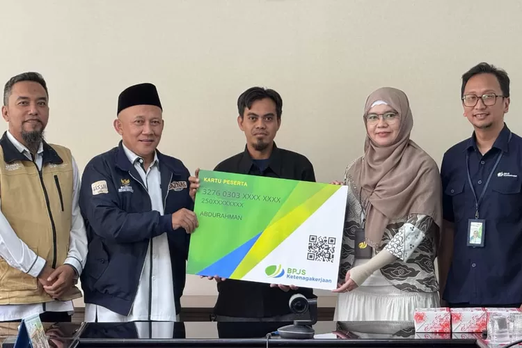 BPJS Ketenagakerjaan Depok bersama Baznas Kota Depok saat memberikan kartu peserta perlindungan bagi salah satu pelaku UMKM.  (DOKUMEN BPJS KETENAGAKERJAAN)
