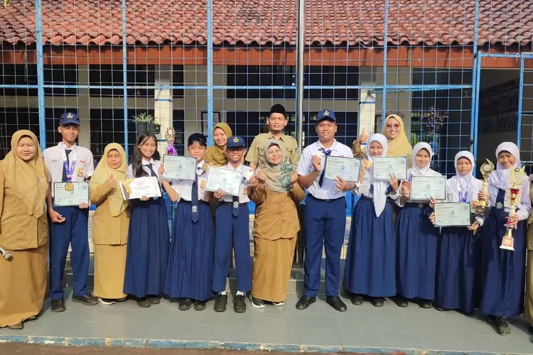 Pemberian apresiasi kepada 9 siswa SMPN 1 Depok yang berprestasi, di halaman sekolahnya yang terletak di Jalan Pemuda, Kelurahan Depok, Kecamatan Pancoranmas.&nbsp; (ANDIKA EKA/RADAR DEPOK)